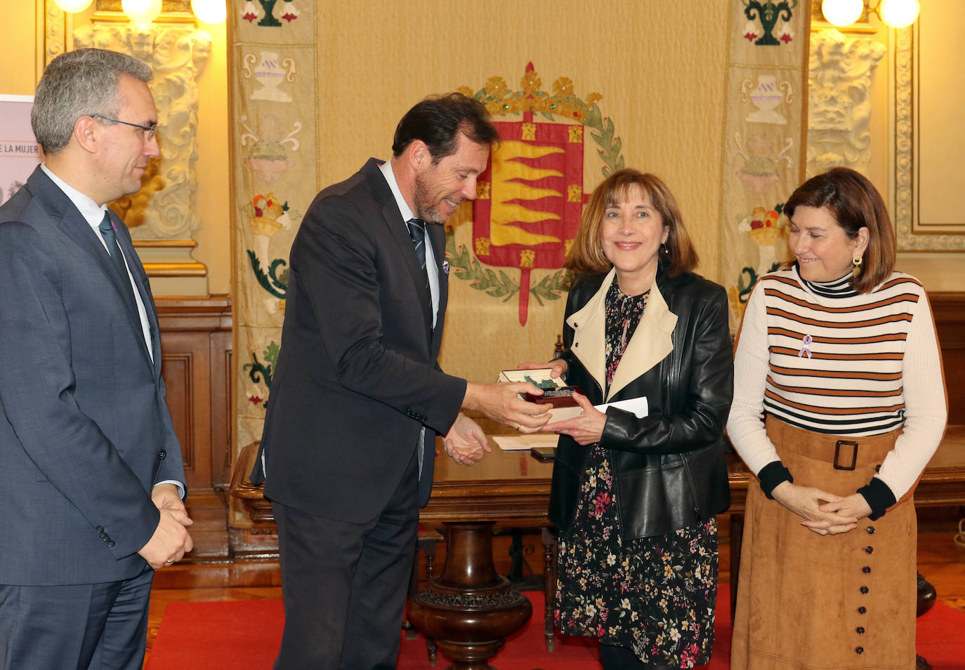 Fotos: Lectura del manifiesto de Día de la Mujer en el Ayuntamiento de Valladolid