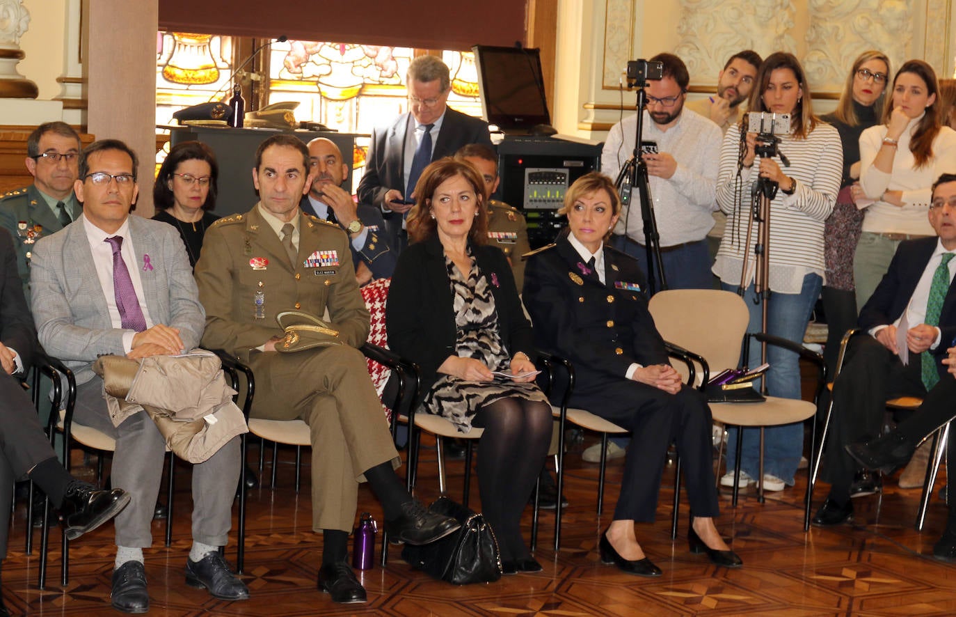 Fotos: Lectura del manifiesto de Día de la Mujer en el Ayuntamiento de Valladolid