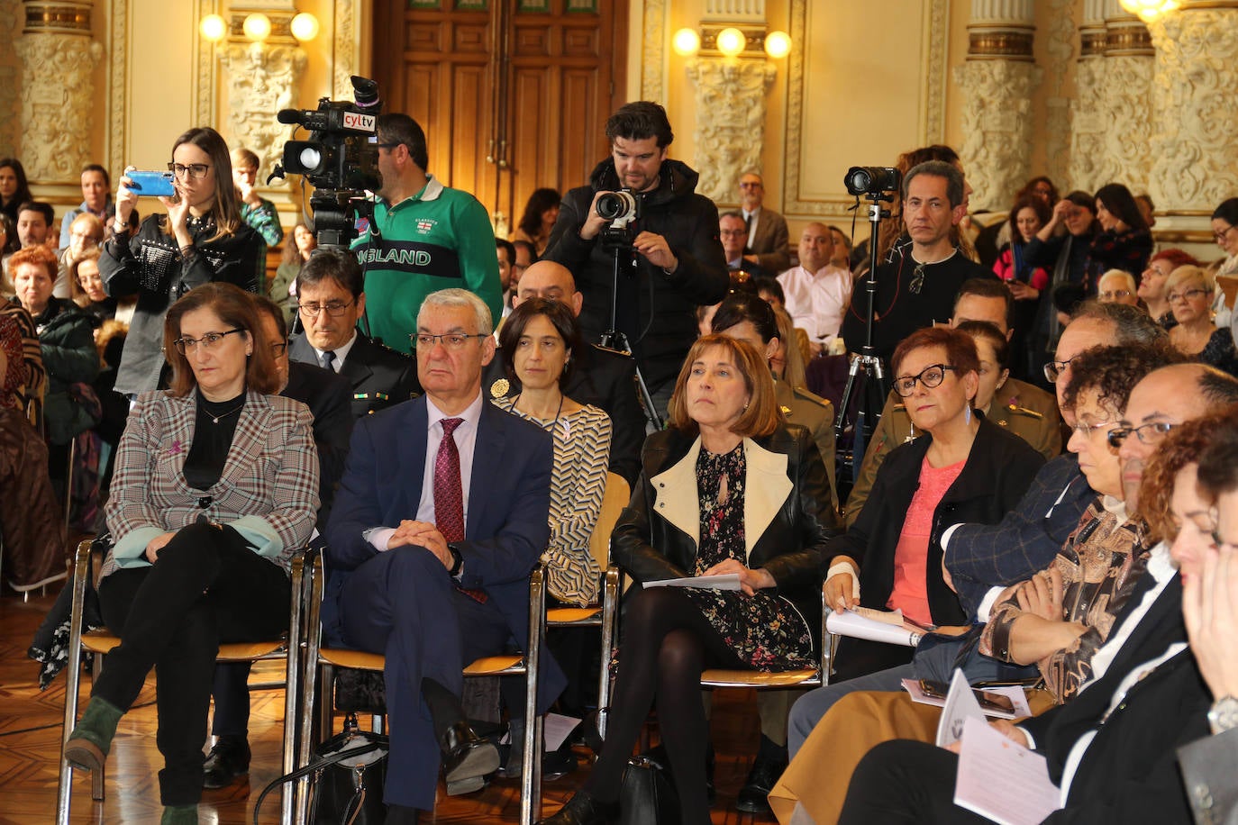 Fotos: Lectura del manifiesto de Día de la Mujer en el Ayuntamiento de Valladolid