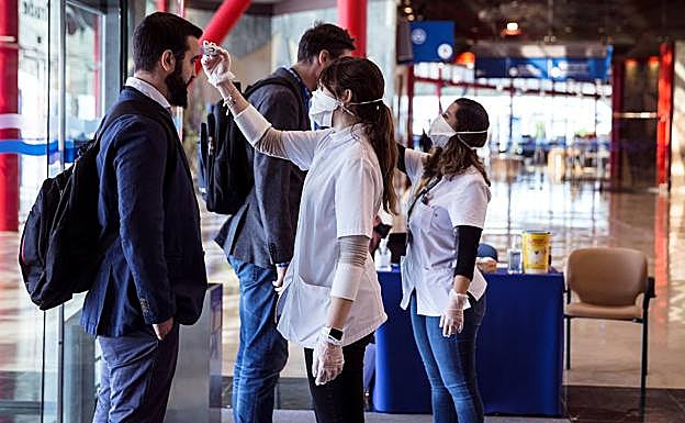 toma de temperatura corporal a la entrada del Palacio de Ferias y de Congreso de Málaga.