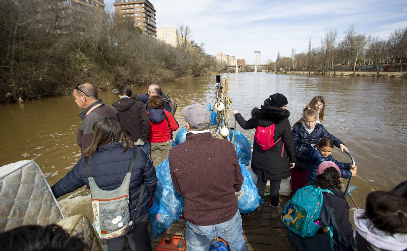 Cincuenta voluntarios se han unido este sábado a la asociación Amigos del Pisuerga para limpiar las riberas del río.