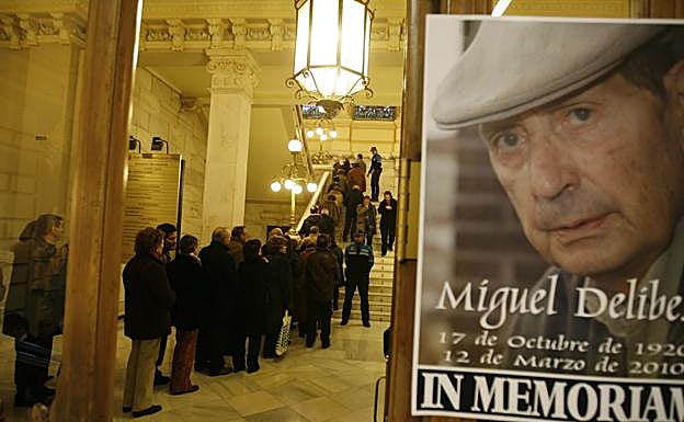 Los vallisoletanos, haciendo cola para despedir a Delibes en la capilla ardiente instalada en el Ayuntamiento en 2010. 