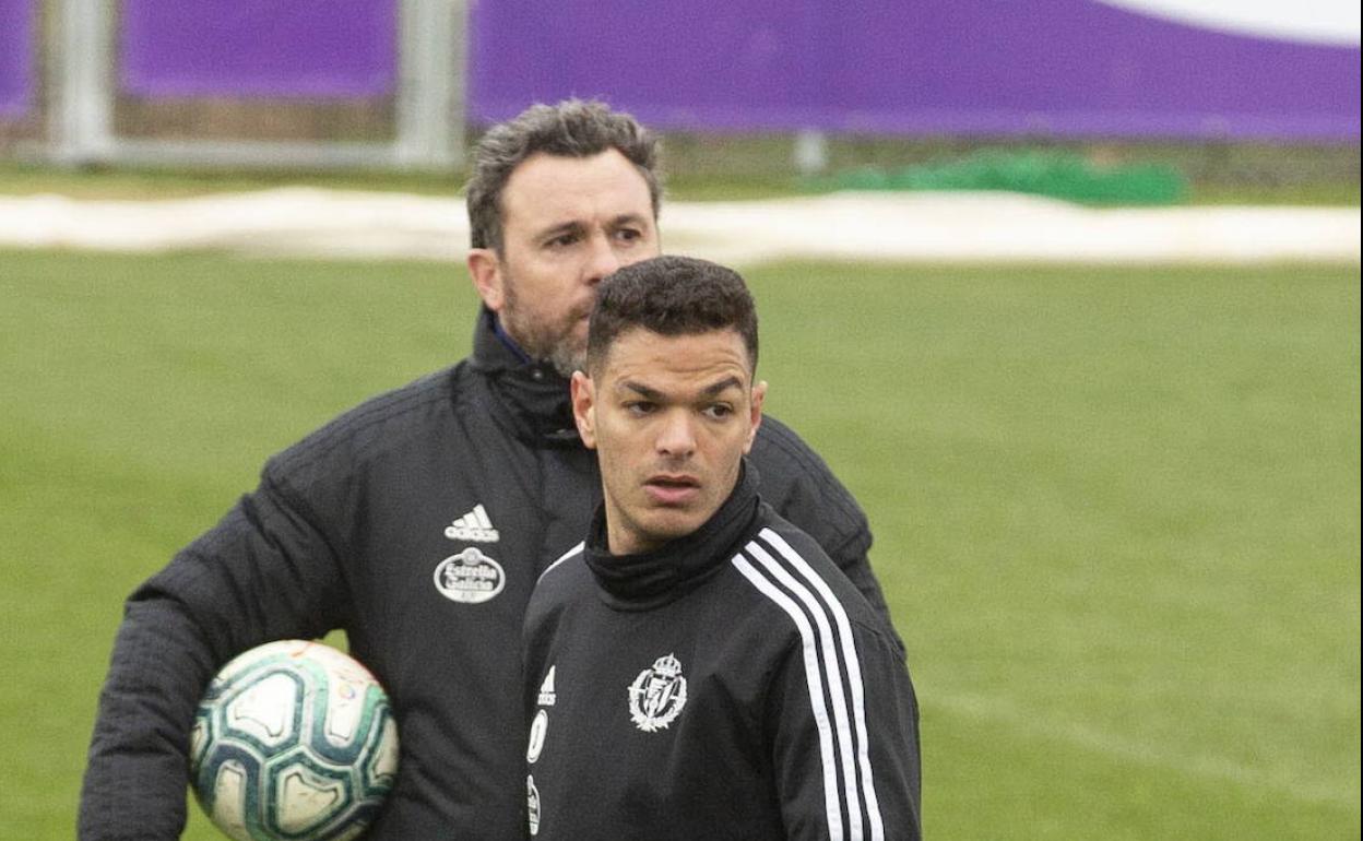 Ben Arfa, con el técnico Sergio González, durante la sesión de entrenamiento del Real Valladolid del pasado martes