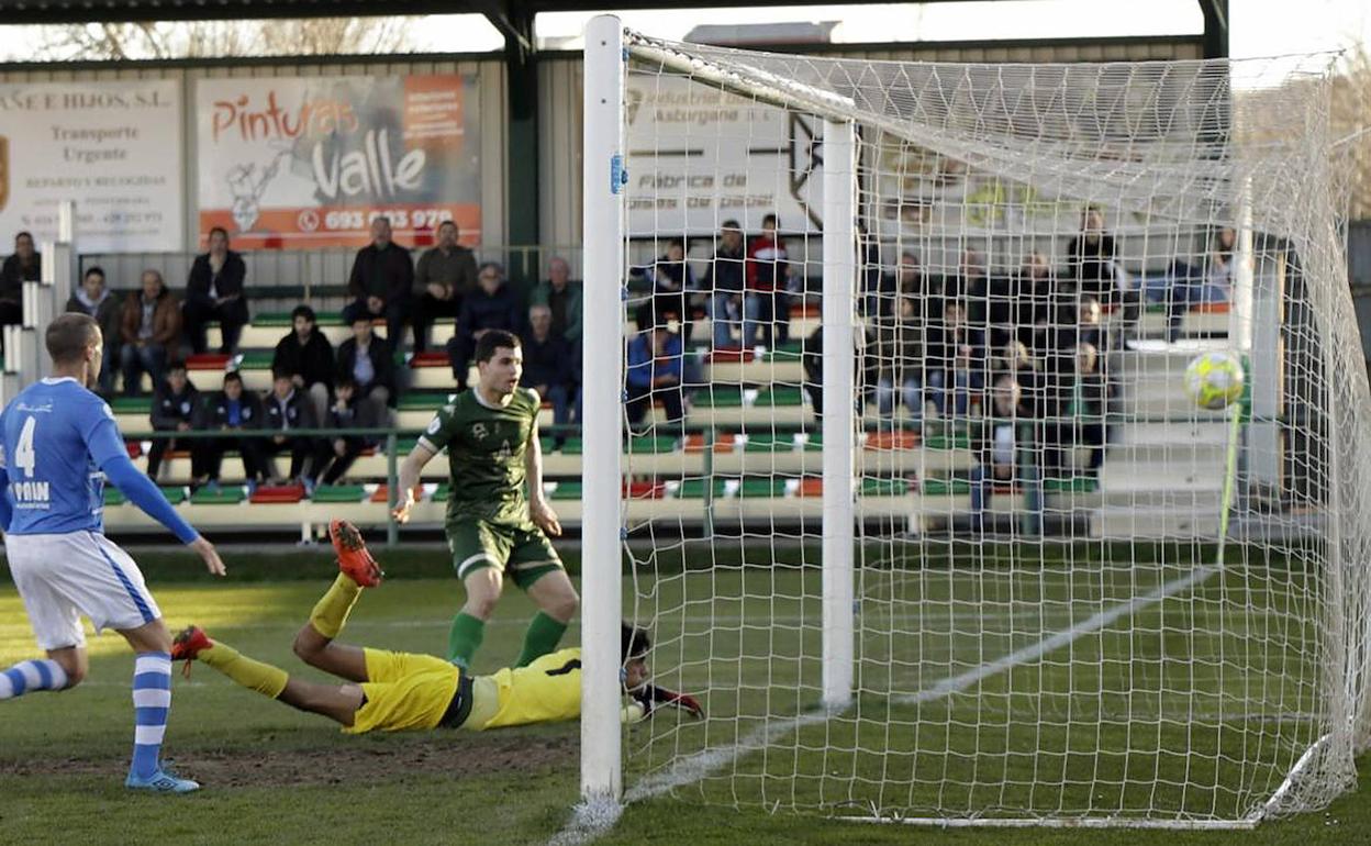 Pluma y Seif observan cómo el balón entra en la meta granjeña de La Eragudina.