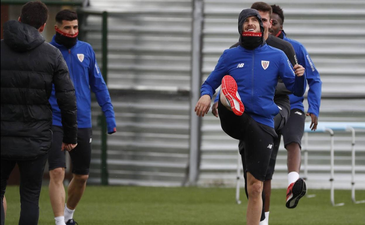 Los jugadores del Athletic se ejercitaron ayer en Lezama nada más regresar de Granada.