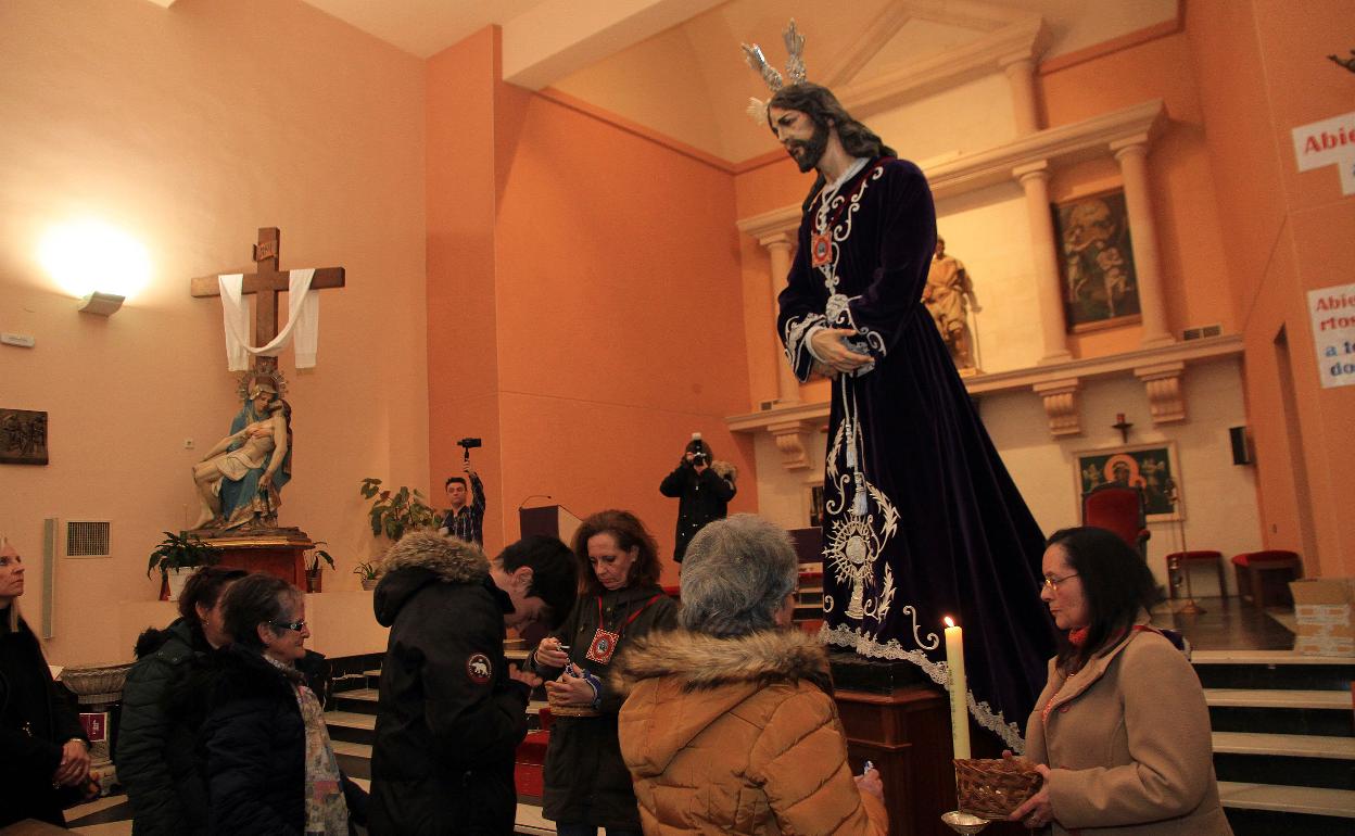 Los fieles muestran sus respetos ante la imagen de Jesús Cautivo, ayer en San José. 