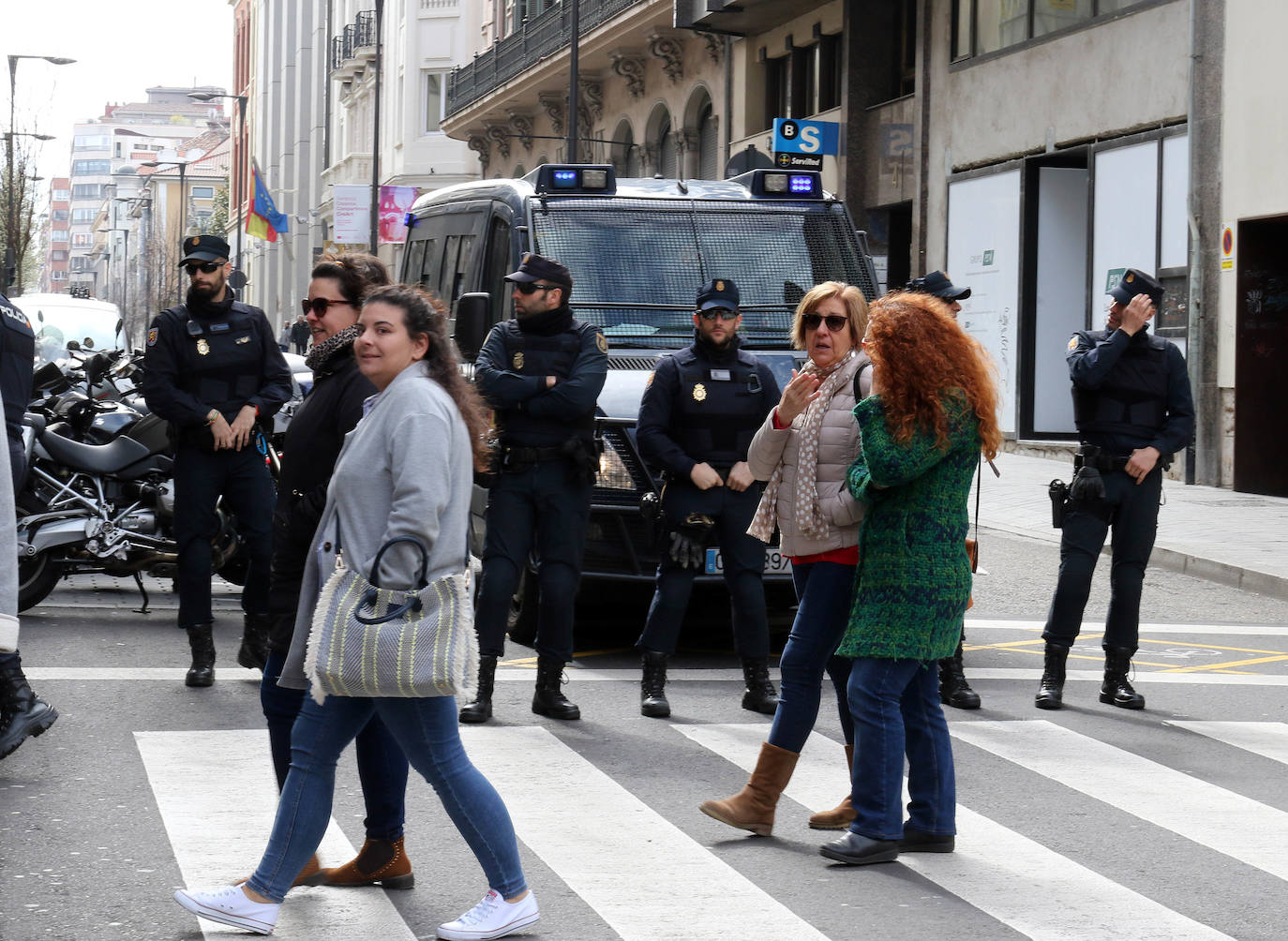 Miles de personas salen a la calle en Valladolid para reclamar la igualdad real de las mujeres.