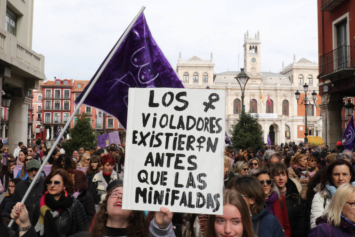 Miles de personas salen a la calle en Valladolid para reclamar la igualdad real de las mujeres.