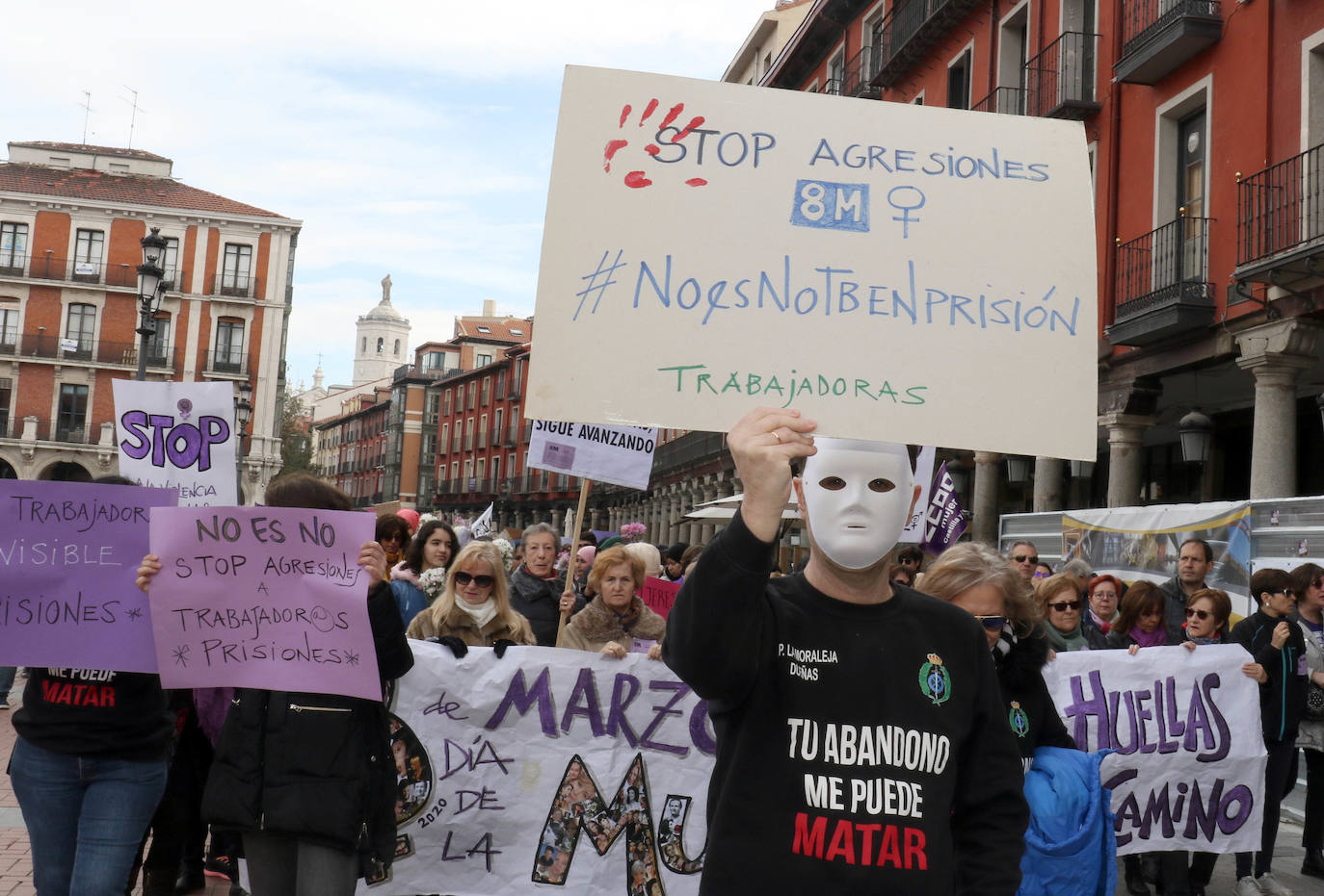 Miles de personas salen a la calle en Valladolid para reclamar la igualdad real de las mujeres.