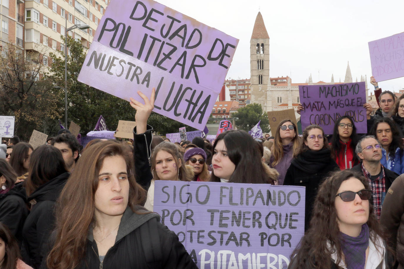 Miles de personas salen a la calle en Valladolid para reclamar la igualdad real de las mujeres.