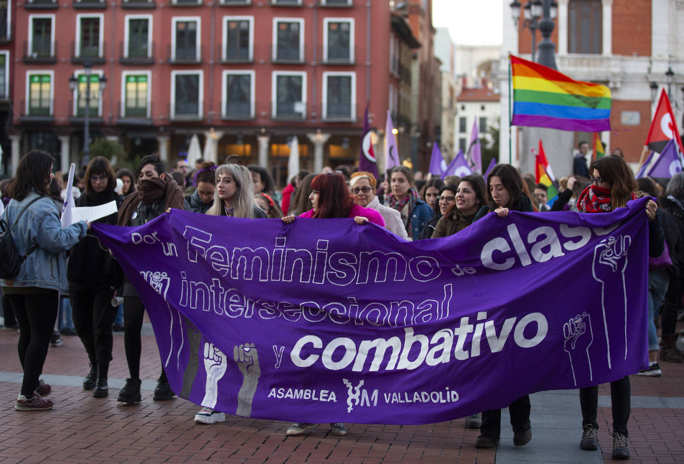 Miles de personas han recorrido las calles de la capital en la manifestación nocturna convocada con motivo del Día Internacional de la Mujer