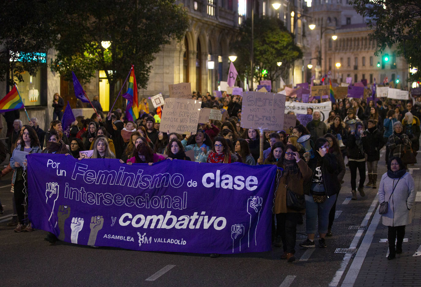 Miles de personas han recorrido las calles de la capital en la manifestación nocturna convocada con motivo del Día Internacional de la Mujer