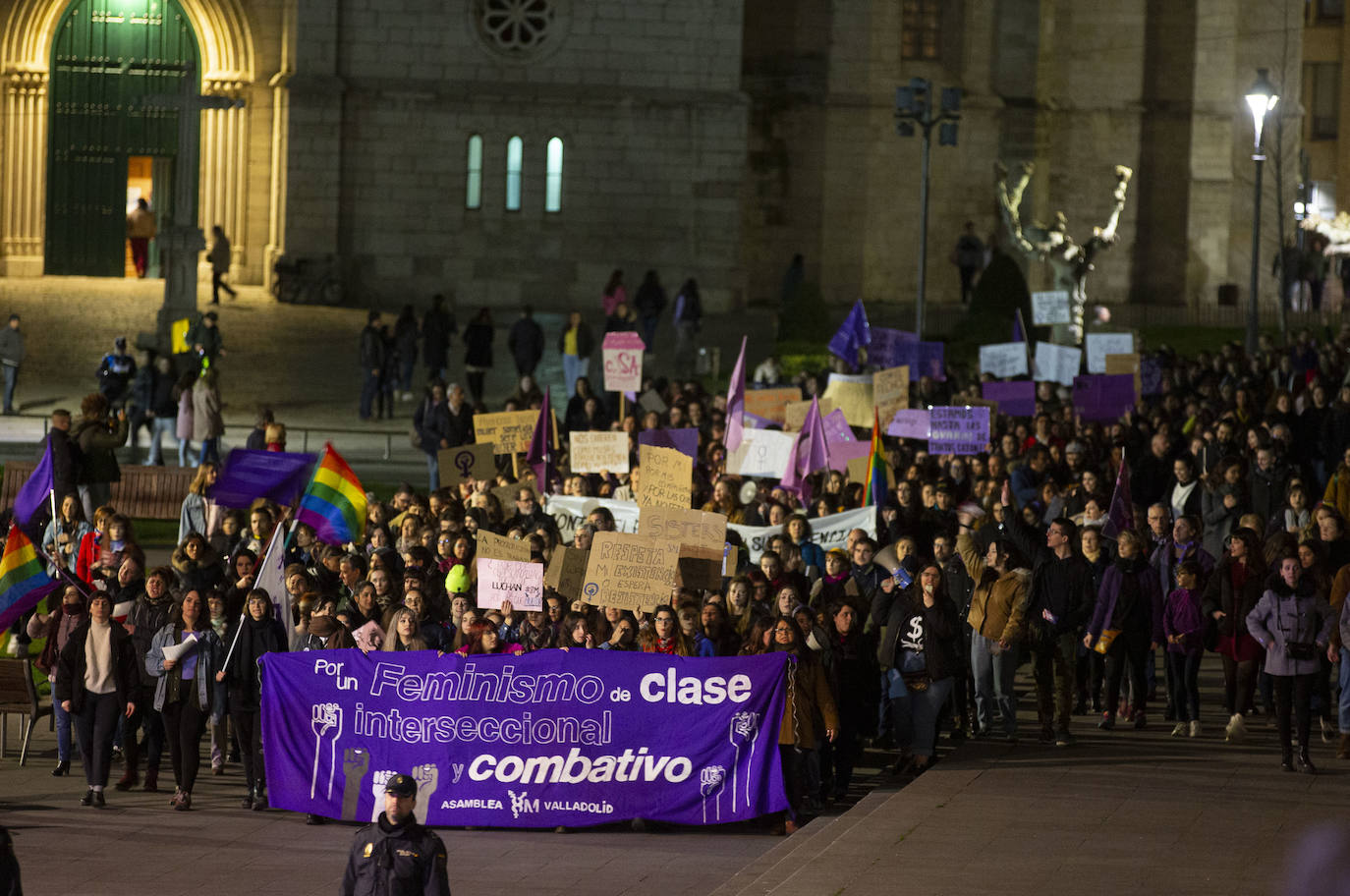 Miles de personas han recorrido las calles de la capital en la manifestación nocturna convocada con motivo del Día Internacional de la Mujer