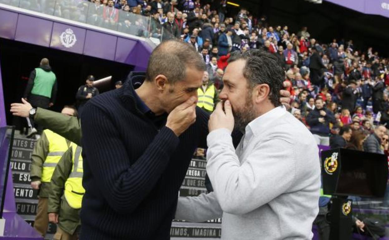 Sergio González (derecha) habla con Gaizka Garitano antes de comenzar el partido.