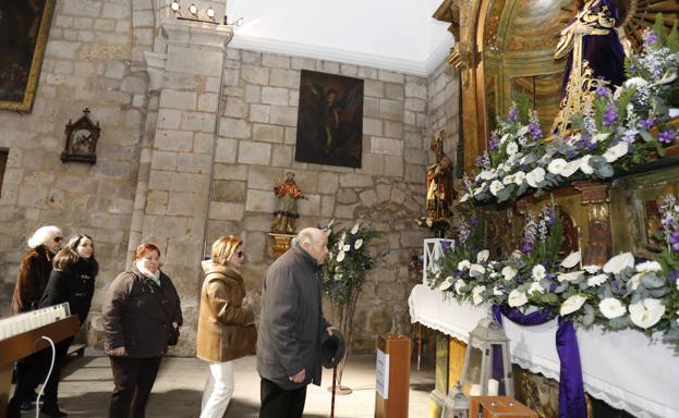 LOs palentinos han rendido reverencias a Jesús de Medinaceli este viernes.