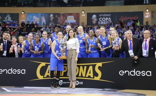 La Reina Letizia entrega la Copa de campeonas a Silvia Domínguez, capitana de Avenida. 