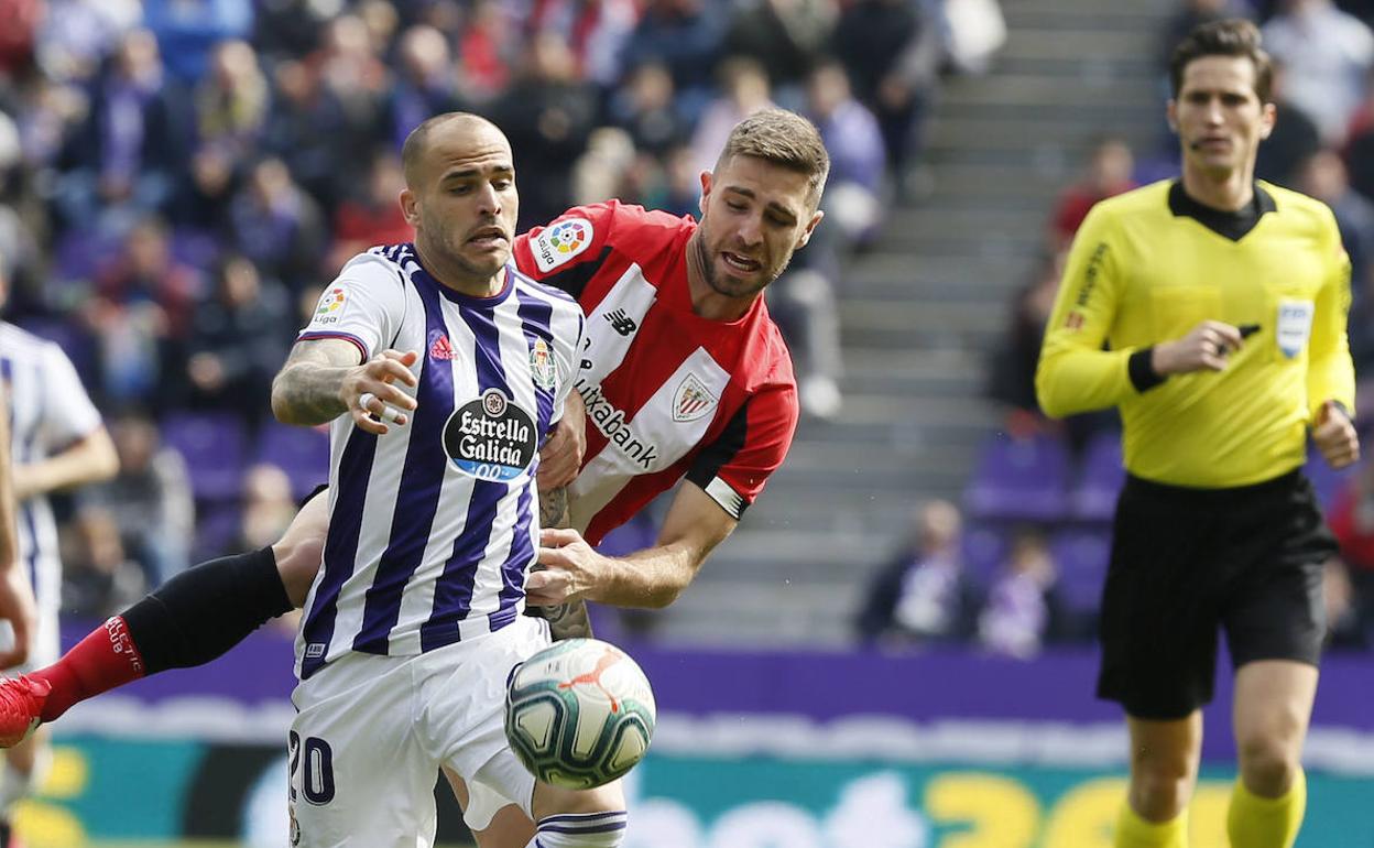 Yeray agarra a Sandro para intentar robarle el balón.