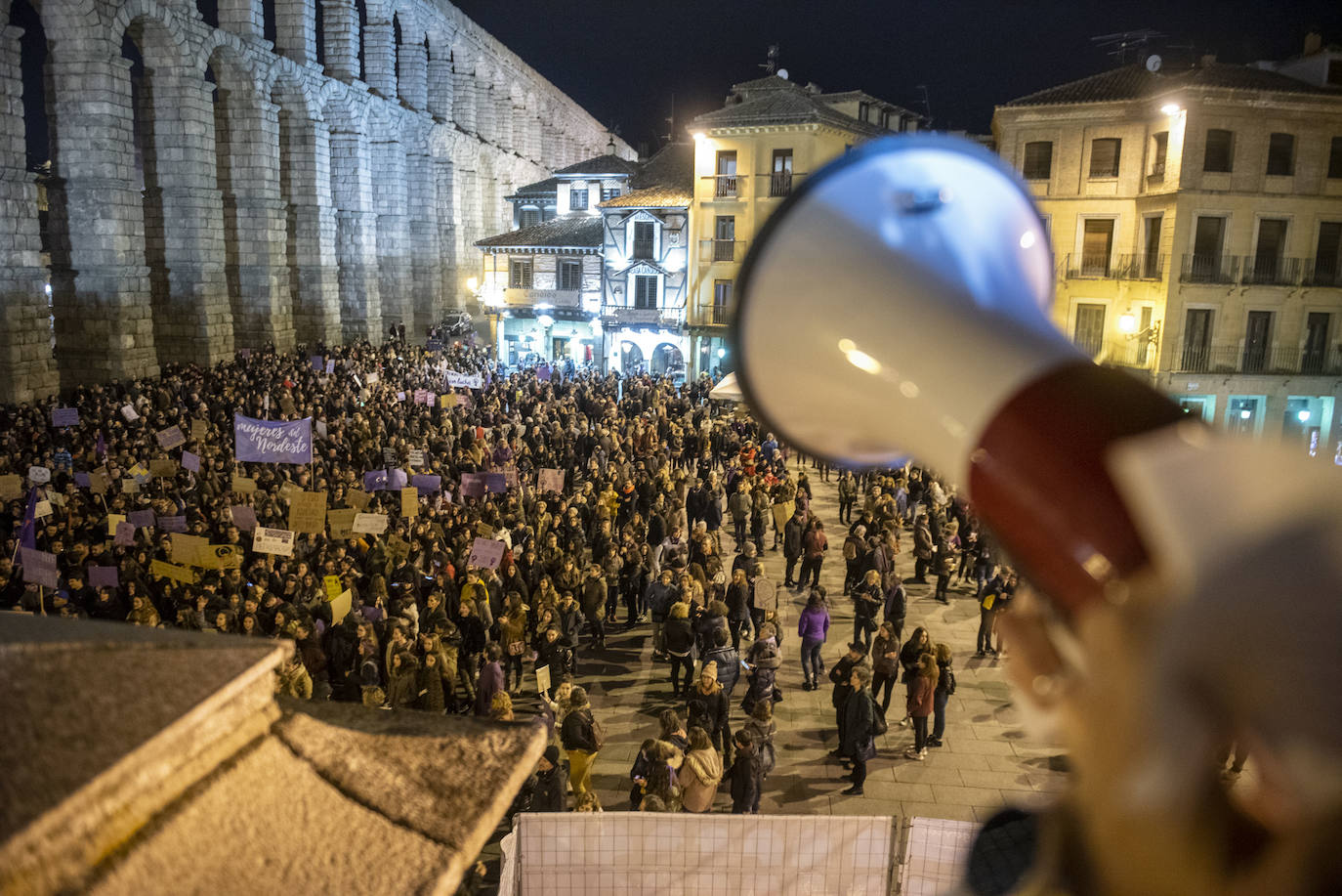 Lectura del manifiesto desde la terraza de Santa Columba, al finalizar la manifestación. 