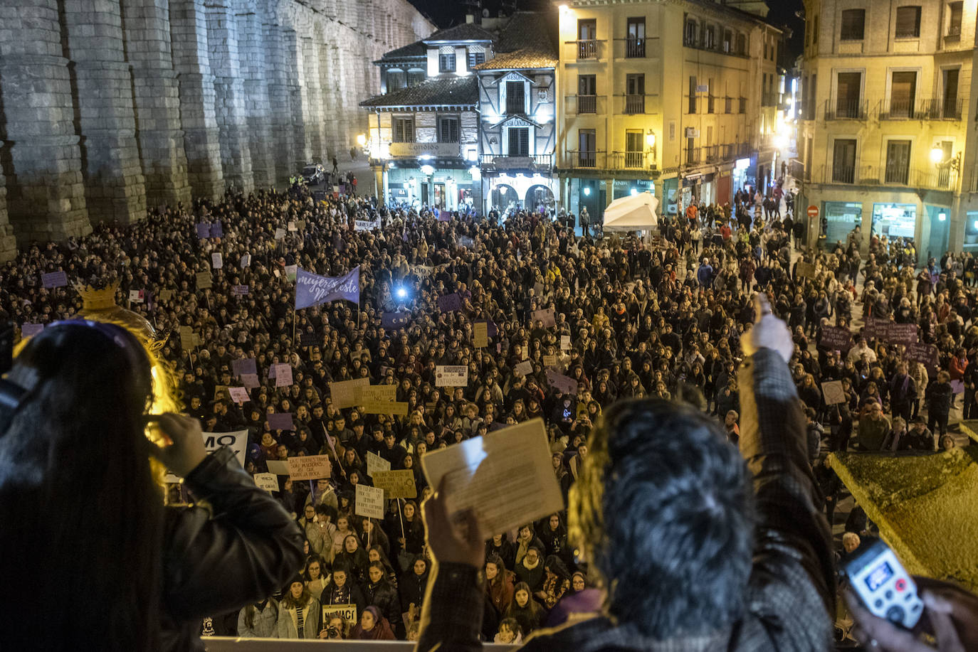 Lectura del manifiesto desde la terraza de Santa Columba, al finalizar la manifestación. 