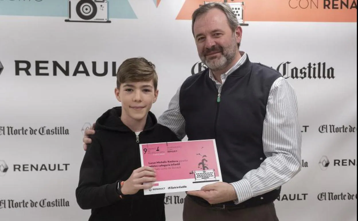 Lucas Michalic, ganador infantil recoge su premio de manos de Ángel Ortiz, director de El Norte de Castilla. 