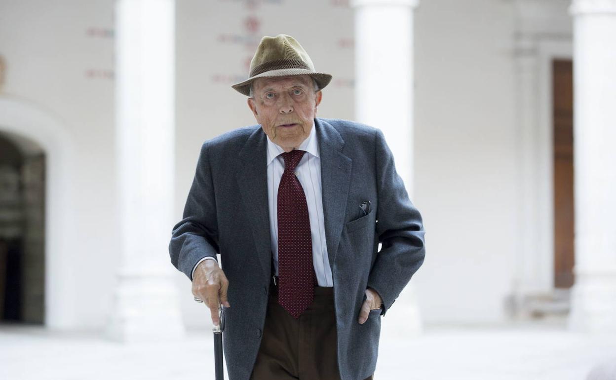 Jiménez Lozano, en el claustro de Santa Cruz.