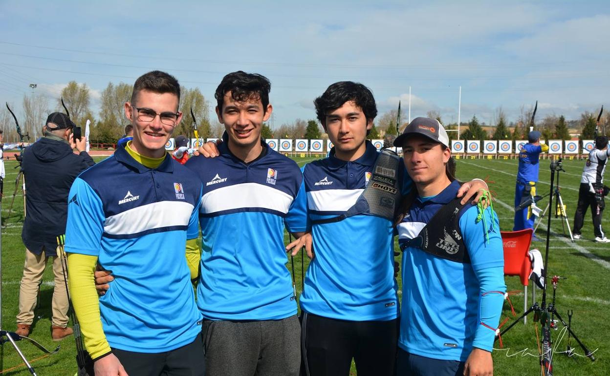 Carlos Iglesias, a la izquierda, con su equipo. 