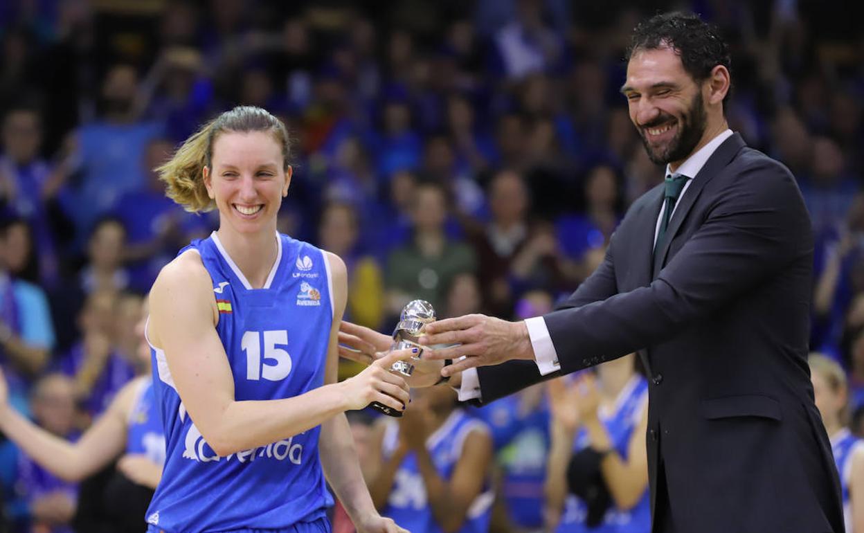 Garbajosa entrega la copa a Laura Gil. 