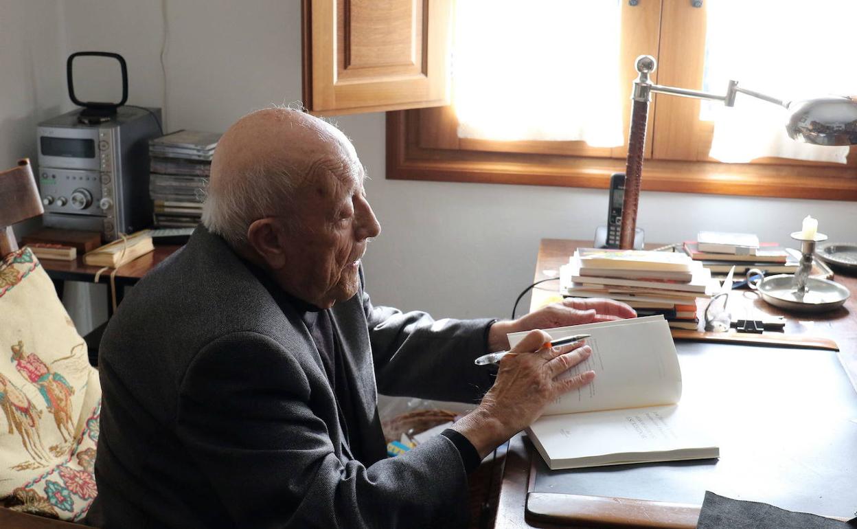 José Jiménez Lozano, en la mesa de trabajo, en su casa de Alcazarén. 