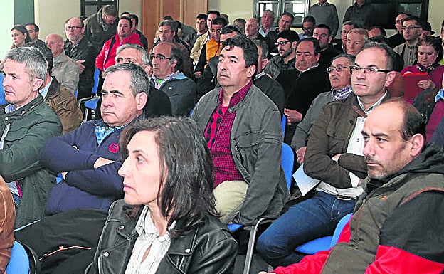 Asistentes a la charla sobre el Cega en Sanchonuño. 