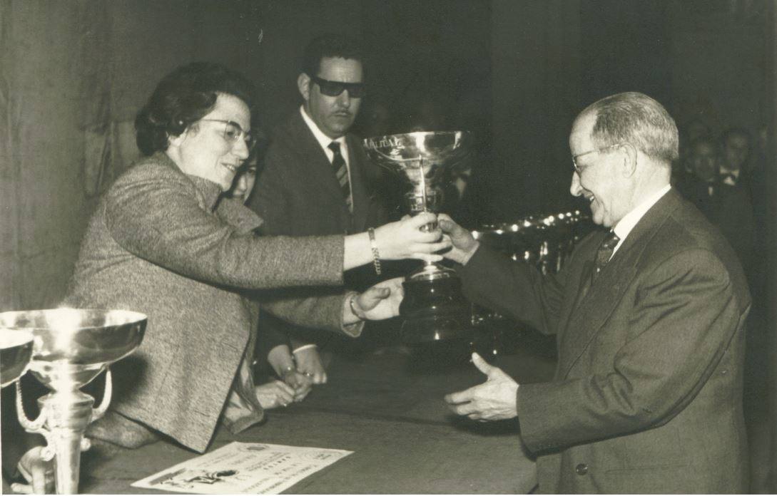 Mª Teresa entregando el trofeo 'Establecimiento Amable' a José Santos Marcos de 'Plásticos Santos' en 1962.