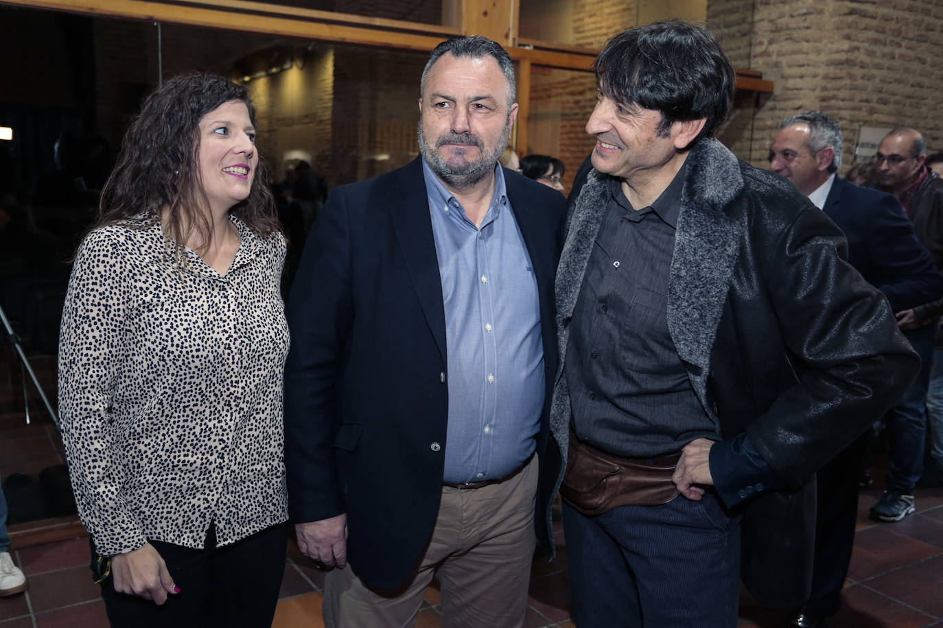 El actor Carmelo Gómez y el presidnete de la Diputación, Eduardo Morán, participan en Sahagún (León) en la celebración del I Encuentro en el Camino, que tiene como objetivo concienciar sobre la importancia de conservar entorno de la Ruta Jacobea a los habitantes de sus territorios. Junto a ellos, la alcaldesa del municipio, Paula Conde.