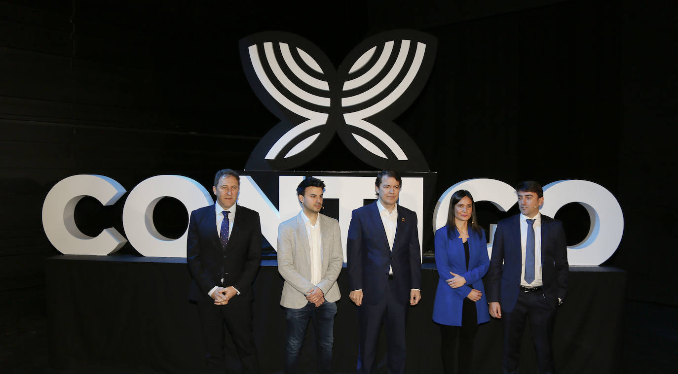 El presidente de la Junta de Castilla y León, Alfonso Fernández Mañueco inaugura las jornadas 'Contigo' sobre transformación digital. En la imagen, posa con los ponentes.