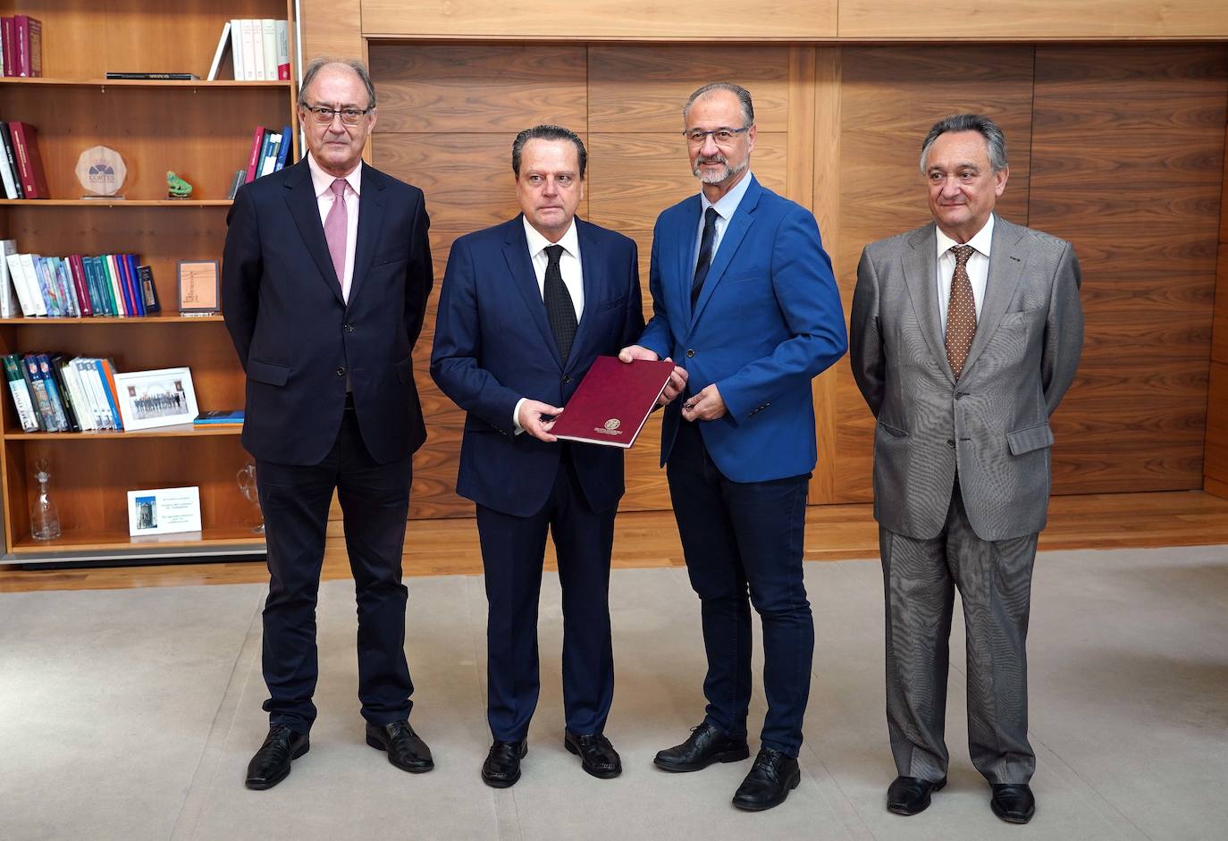 El presidente de las Cortes, Luis Fuentes, recibe por parte del presidente del Consejo de Cuentas de Castilla y León, Mario Amilivia, la Memoria de este órgano, correspondiente a 2019.