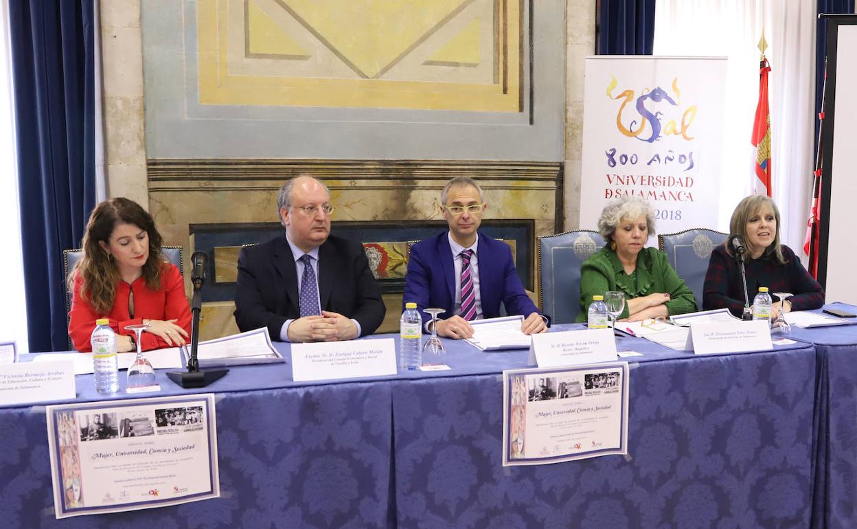 El rector, en el centro, junto al presidente del CES, en una jornada en el Fonseca.