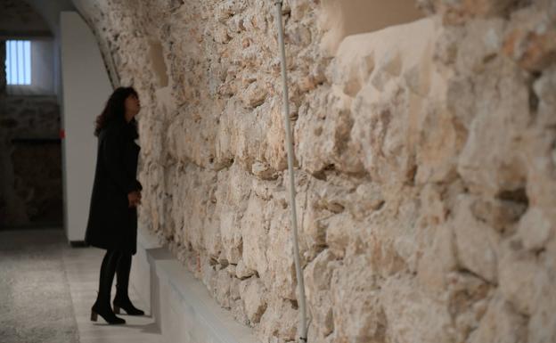 Vestigio de la muralla, en las nuevas salas de exposición, cerca del monasterio de San Benito. 