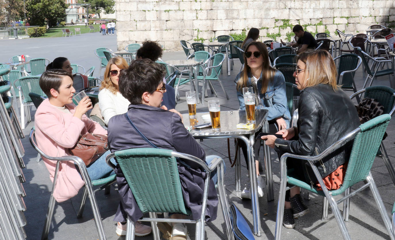 Las temperaturas primaverales han llenado las terrazas de los establecimientos hosteleros de Valladolid. 