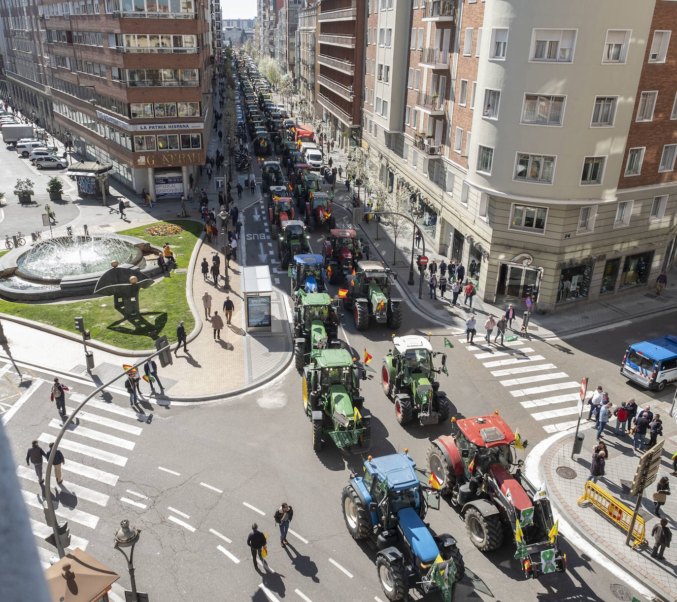 Las organizaciones agrarias UCCL, Asaja y COAG lograron concitar un millar de tractores y un millar de personas, de acuerdo a fuentes policiales, a su paso entre bocinazos por las calles de Valladolid, desde Colón hasta la Cúpula del Milenio, lo cual supuso un 'sorpasso' a sus previsiones (entre 200 y 400) y un «éxito absoluto» para que la sociedad visibilizara, y sobre todo oyera, el problema que tiene el campo.