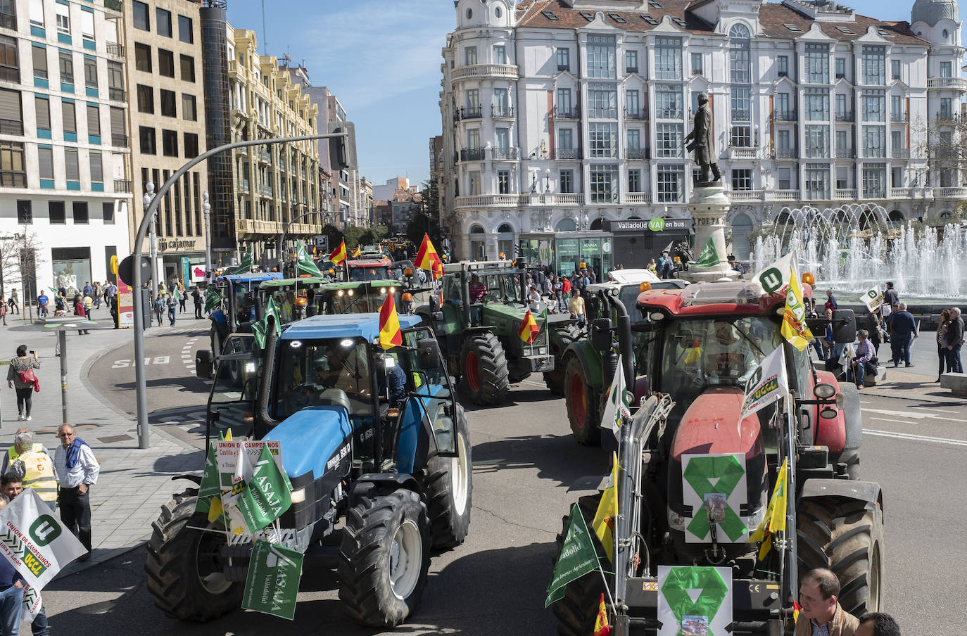 Las organizaciones agrarias UCCL, Asaja y COAG lograron concitar un millar de tractores y un millar de personas, de acuerdo a fuentes policiales, a su paso entre bocinazos por las calles de Valladolid, desde Colón hasta la Cúpula del Milenio, lo cual supuso un 'sorpasso' a sus previsiones (entre 200 y 400) y un «éxito absoluto» para que la sociedad visibilizara, y sobre todo oyera, el problema que tiene el campo.