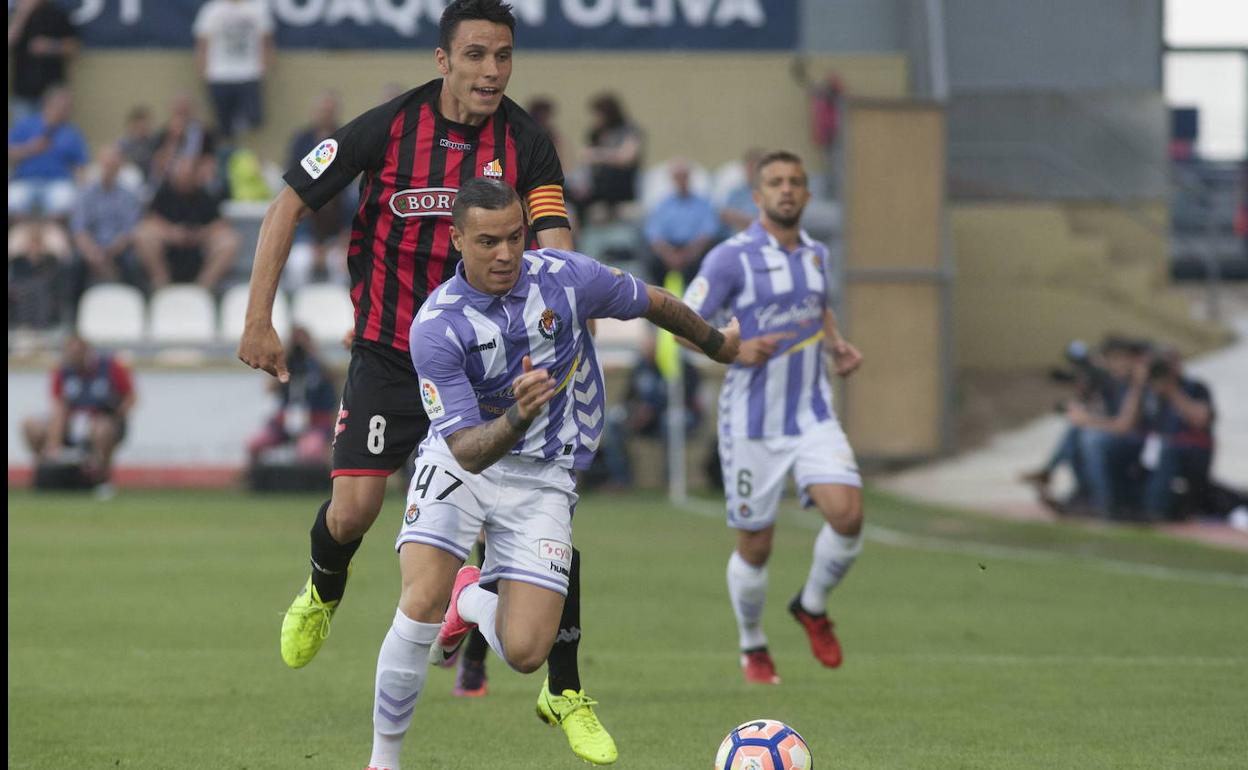 Folch intenta parar a Raúl de Tomás en el Reus-Real Valladolid de la antepenúltima jornada de la temporada 2016-2017. 