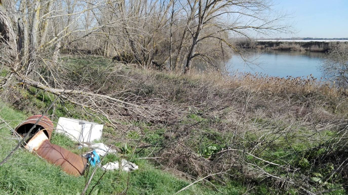 Basuras y abandono en el enlace del Pisuerga con el Duero. 