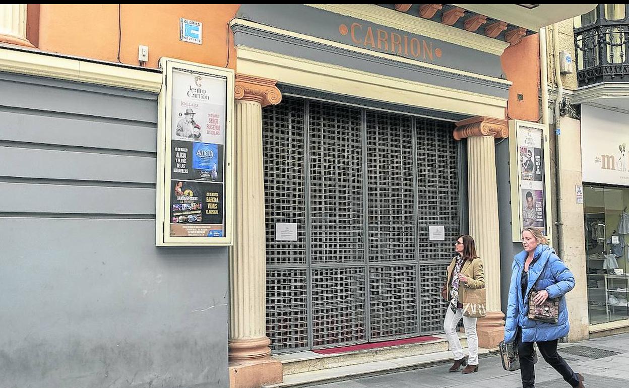 El Teatro Carrión anunció ayer con carteles a la puerta la suspensión de sus espectáculos. Ramón Gómez