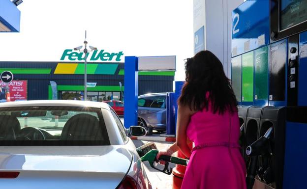 El miedo a un parón económico coloca el precio de los carburantes en mínimos de más de un año