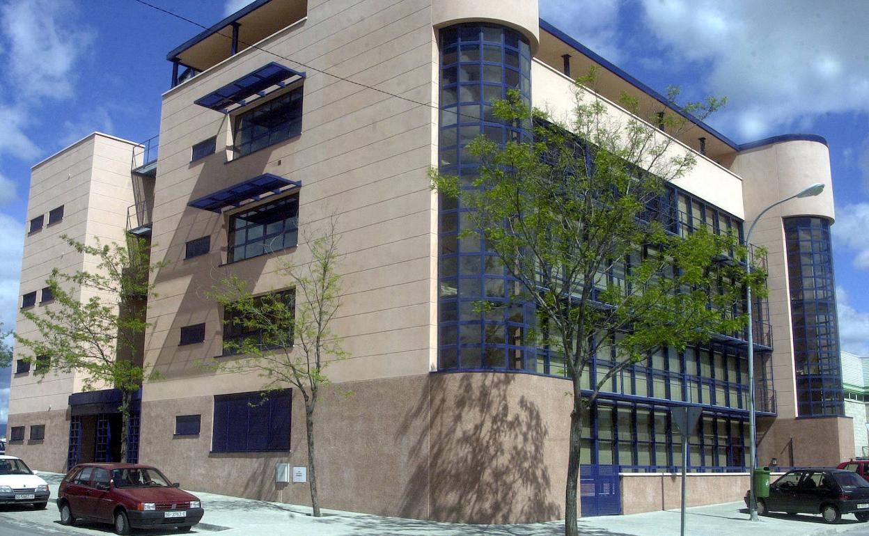 Fachada del centro de La Albuera, donde tiene su sede la asociación. 