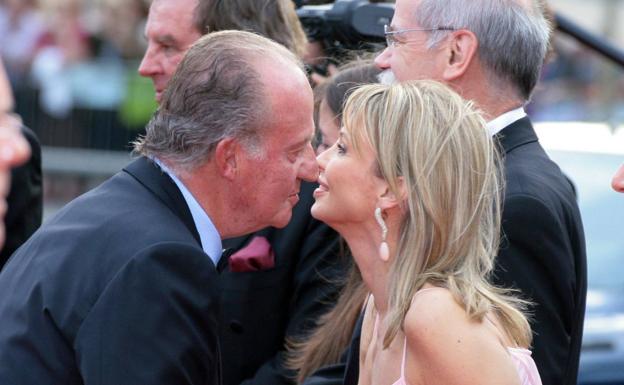 Don Juan Carlos y Corinna se saludan en un acto público en 2006. 