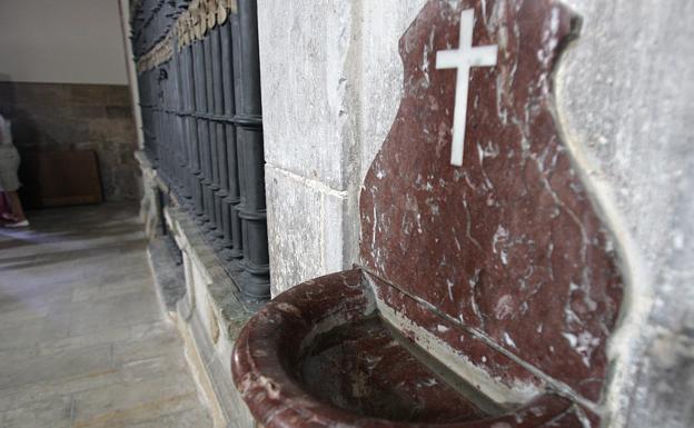 La Diócesis de Burgos aconseja retirar el agua bendita de las iglesias por el coronavirus