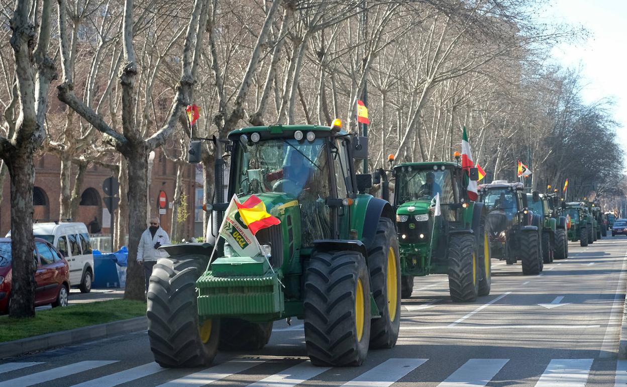 Tractorada en el Paseo Zorrilla durante la jornada de ayer. 