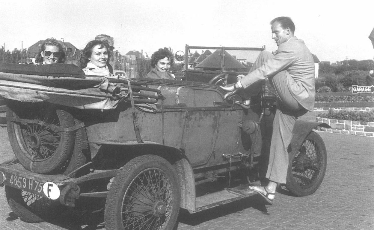 Boris Vian se sube al coche de unas amigas.