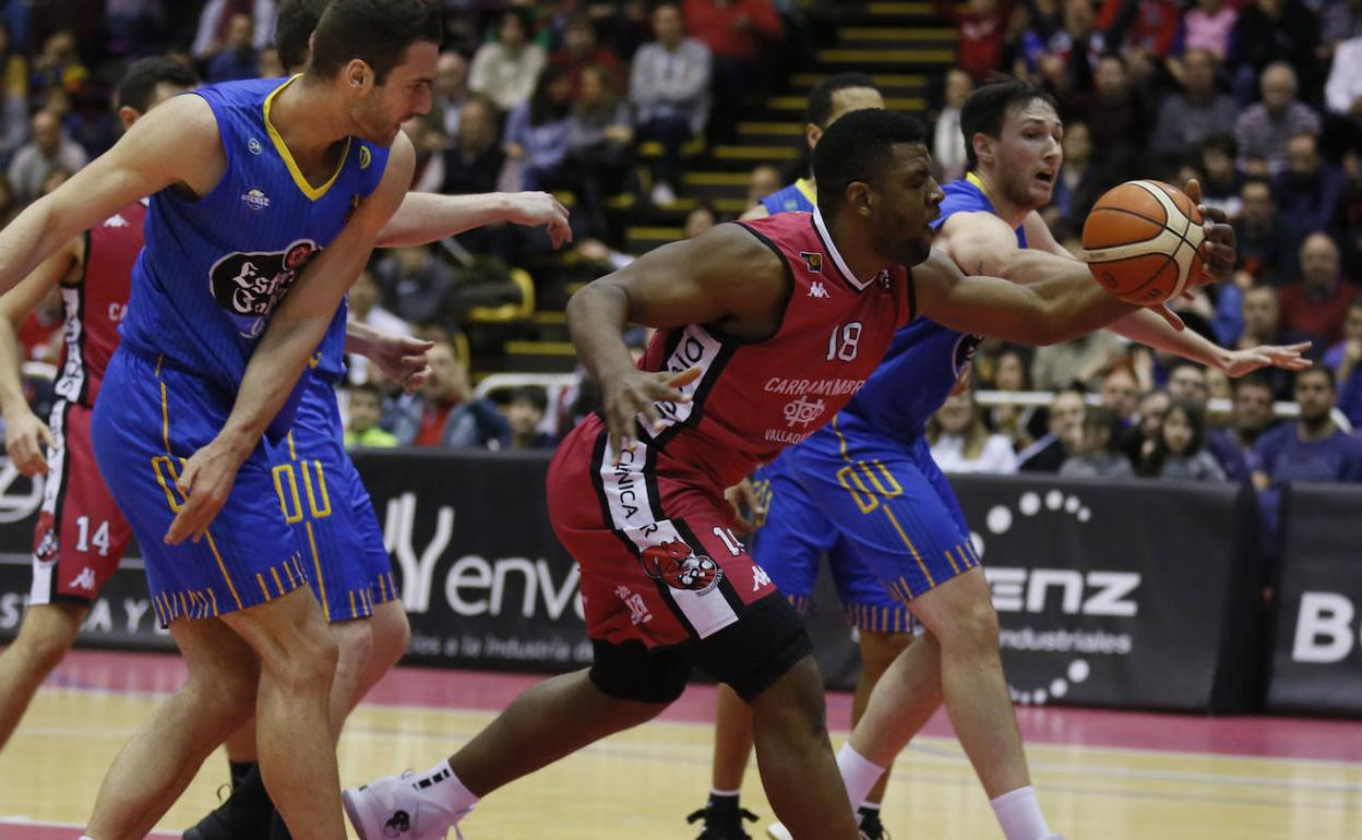 Aboubacar pelea por un balón en el partido ante Ourense. 