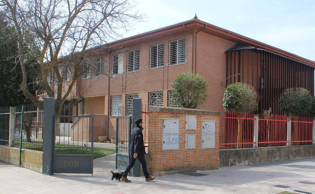 Un vecino pasea con su perro frente al colegio en el que trabaja el primer afectado. 