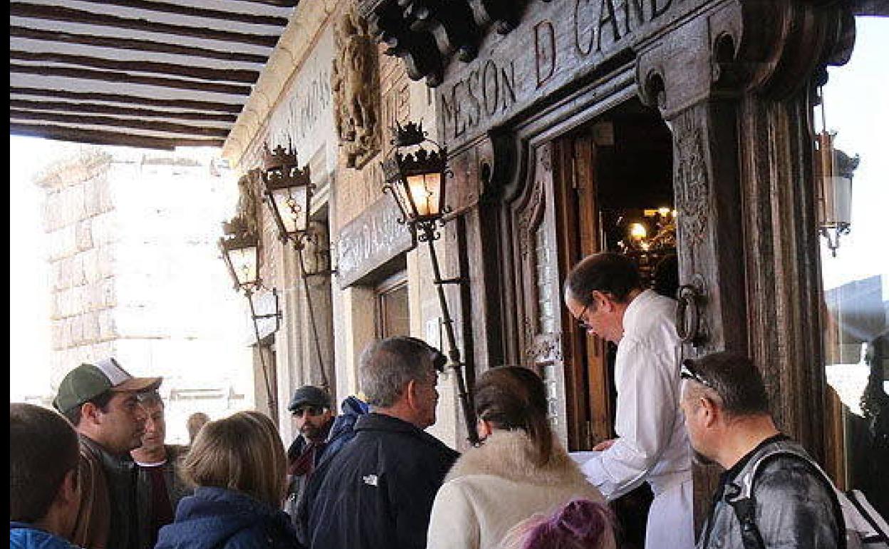 Varios turistas en la puerta del Mesón de Cándido en una foto de archivo.